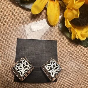 Vintage silver tone clip on earrings - GUC
